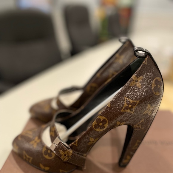 Brand New Louis Vuitton Shoes Work once inside of carpet governor ball - Picture 4 of 13